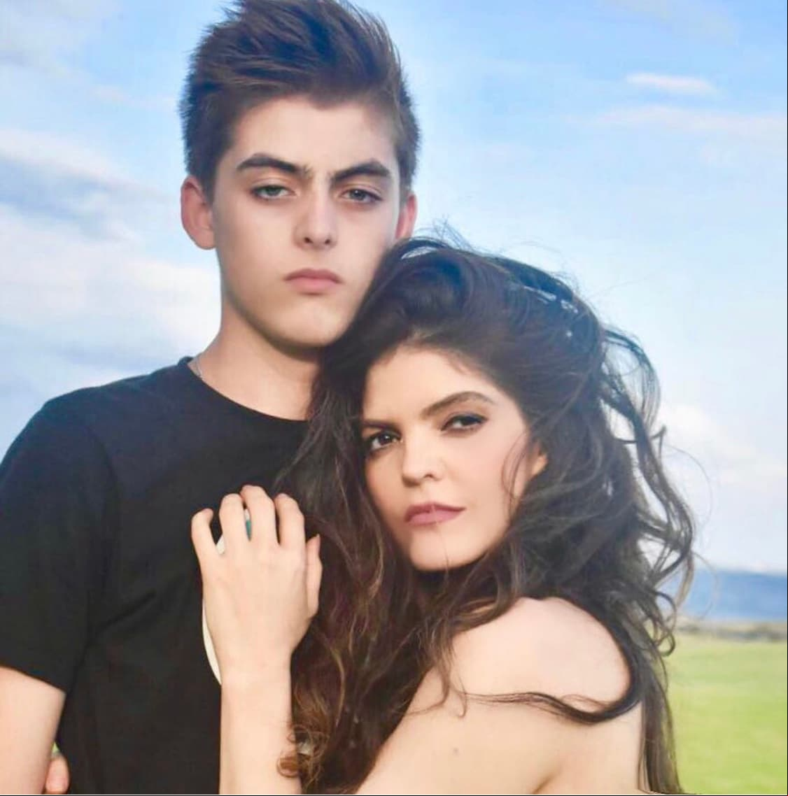 Emiliano es el mayor de los tres hijos biológicos de la cantante, ya que además de él, la cantante es madre de José María, quien tiene 14 años y es fruto de su matrimonio con José María 'El Pirru' Fernández, y de Jerónimo, de ocho años, hijo que tuvo con el cantante Reyli, su gran amigo.