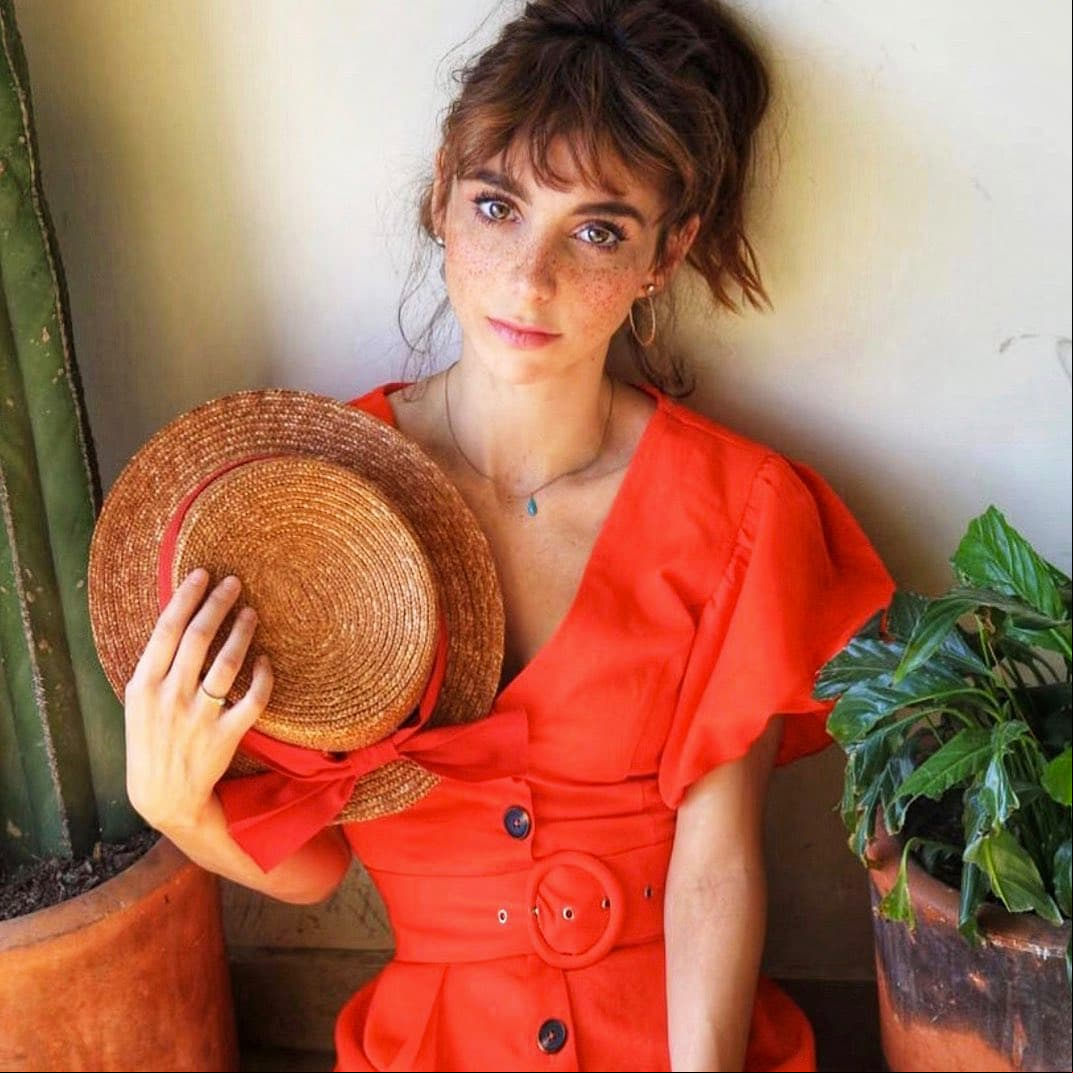 Siguiendo con la tendencia de prendas ligeras y coloridas, Natalia usó un vestido naranja de Almu de la Torre que combinó a la perfección con unas arracadas doradas y un sombrero con un moño de dicho tono.