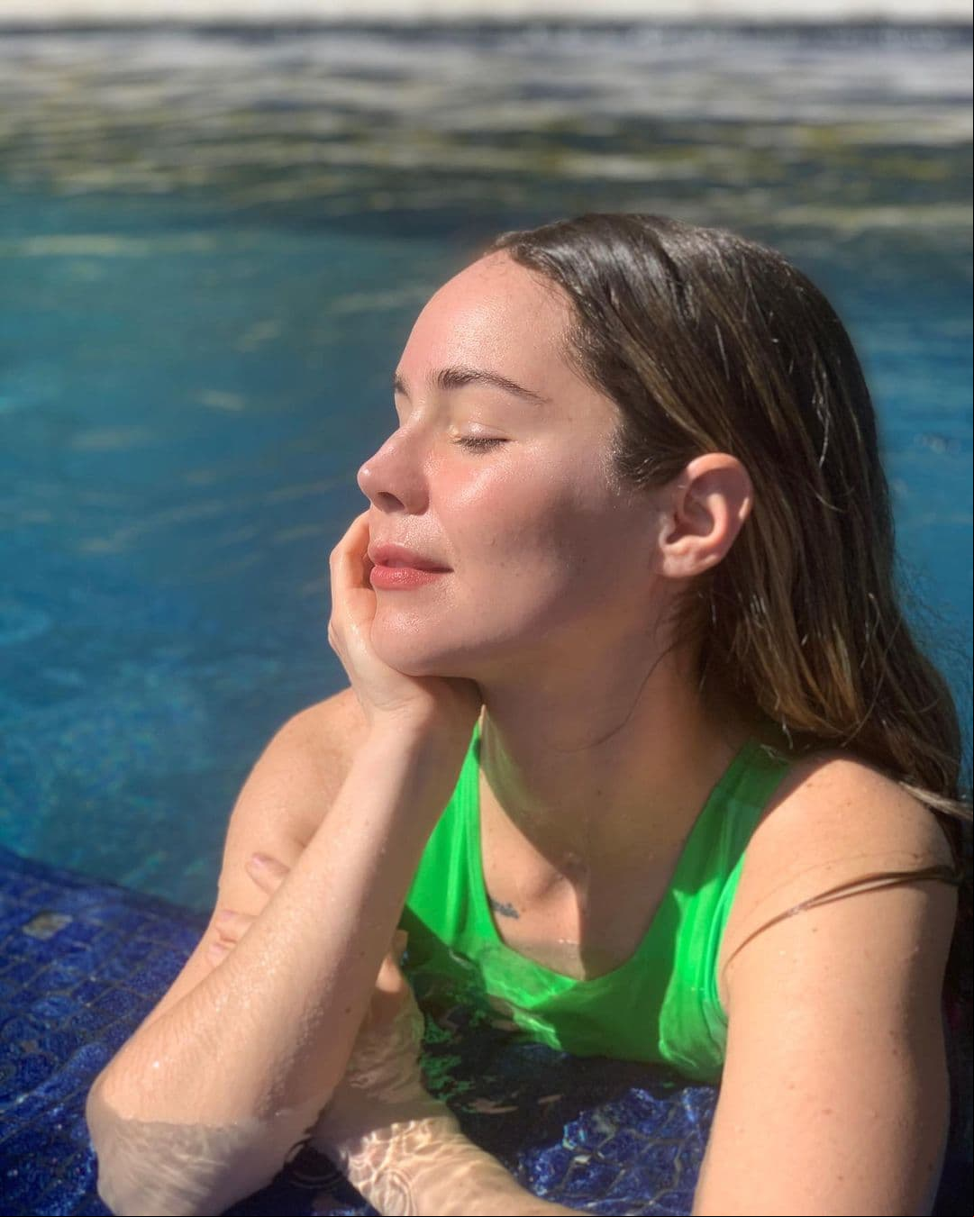 Camila Sodi luce elegante traje de baño rojo en tendencia