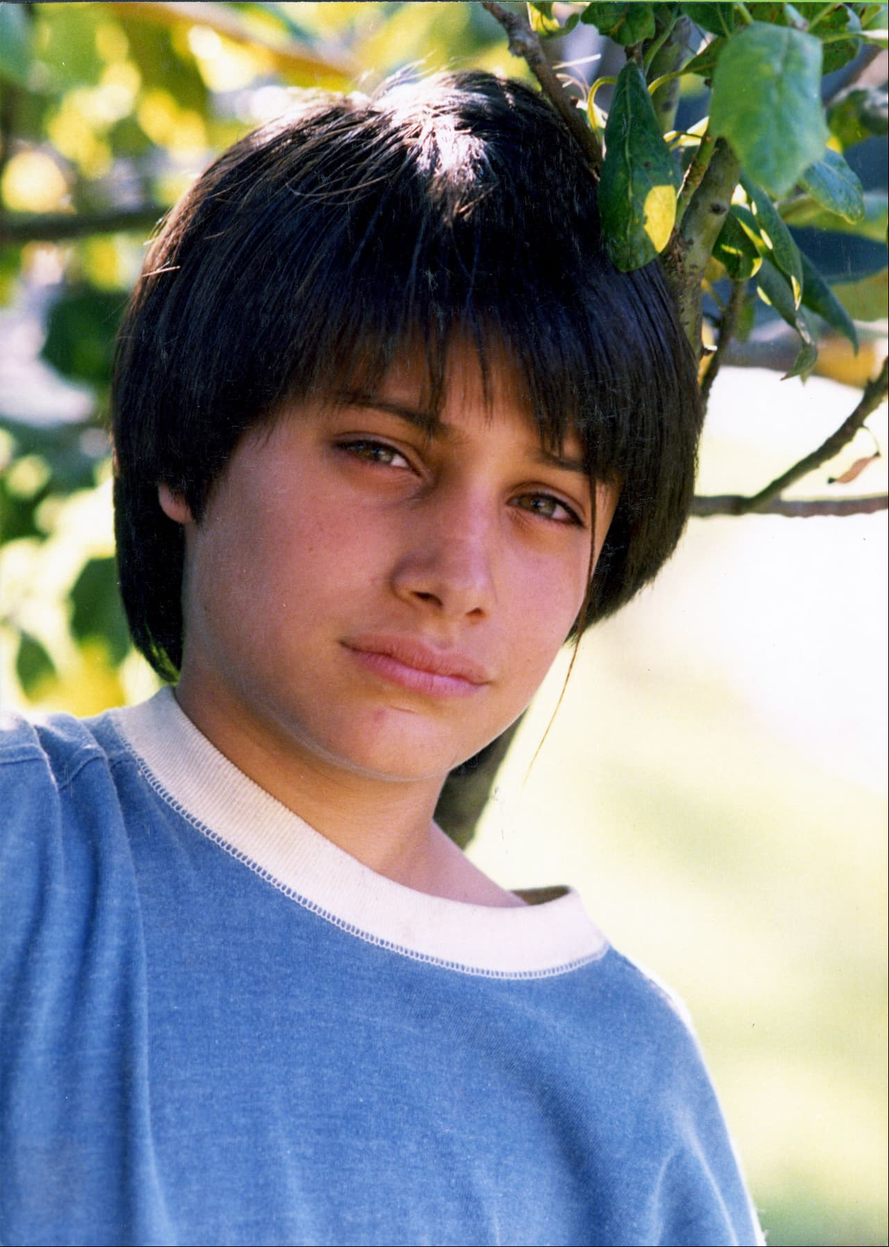 Gael García interpretó a “Daniel”, un niño que quedó huérfano por lo que hizo de la calle su hogar junto a su perro Anselmo. El chico conoce a don Joaquín, un hombre gruñón y solitario, sin imaginar que él es su abuelo.