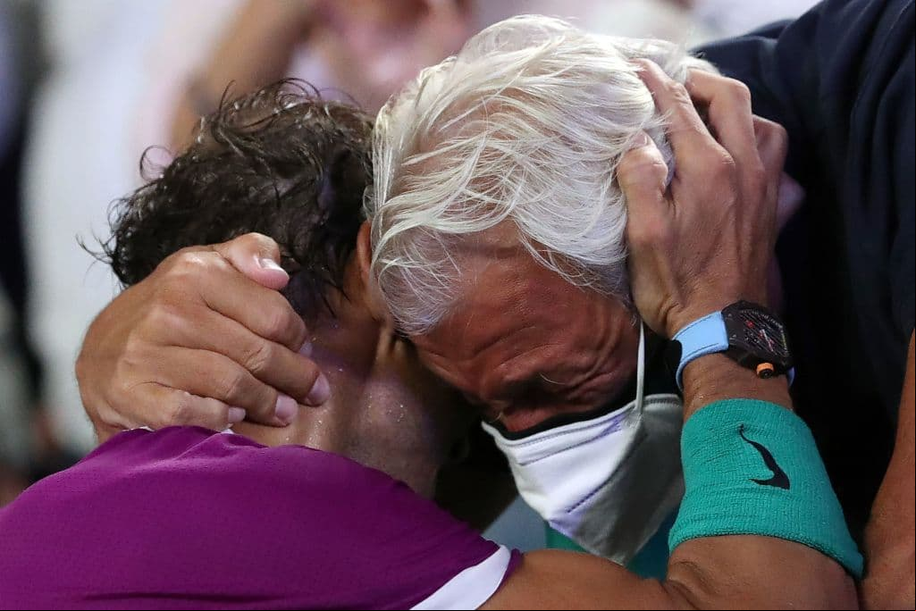 Rafael Nadal lo hace y se convierte en el primer tenista en la historia de este deporte que suma su vigésimo primer título de Grand Slam en el Abierto de Australia tras derrotar al ruso Daniil Medvedev en parciales de 2-6, 6-7(5), 6-4, 6-4 y 7-5, con una duración de cinco horas y 25 minutos de juego.