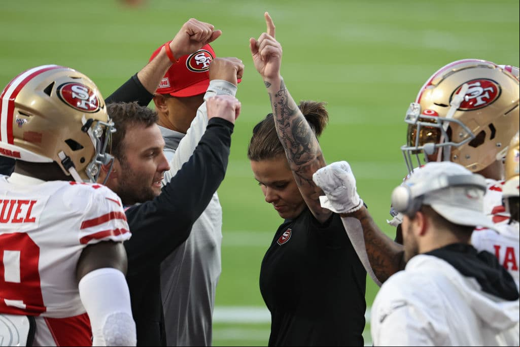 Todo listo para el Super Bowl LIV entre los Kansas City Chiefs y los San Francisco 49ers, los jugadores ya salieron a calentar previo a enfrentarse.