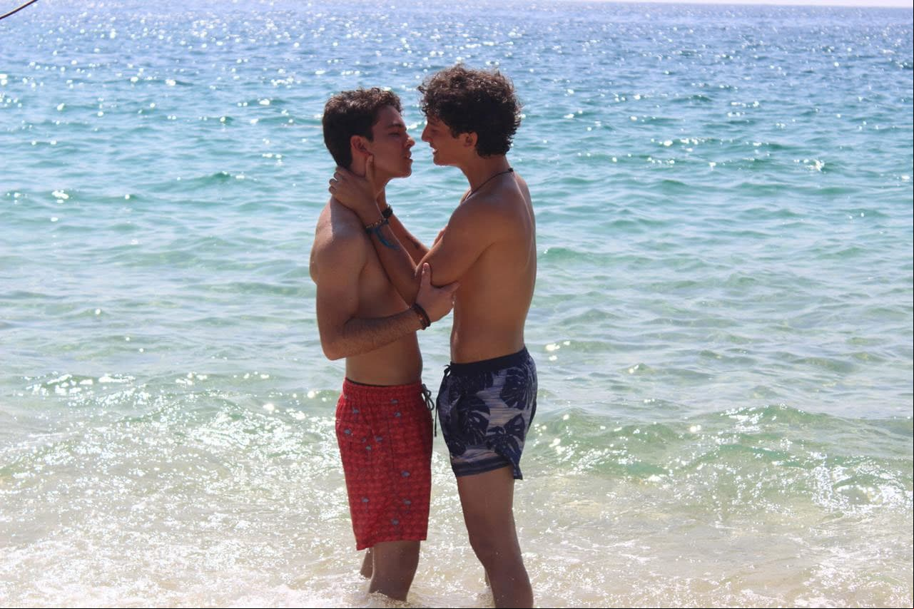 Una serie de imágenes donde aparece ArisTemo en la playa indicaría que por fin habrá beso.