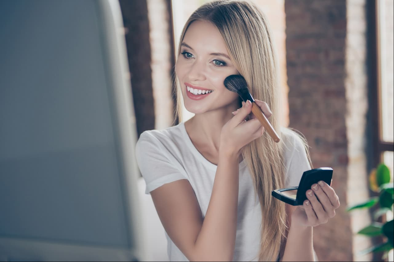 Polvo traslúcido. Además de sellar tu maquillaje, este producto reduce el brillo y hace que tu rostro luzca perfecto.