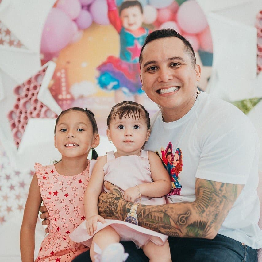 Además de Gianna y Miguel Alexander, Edwin es padre de Dasha Luna, a quien procreó con Yuli, una compañera de trabajo.