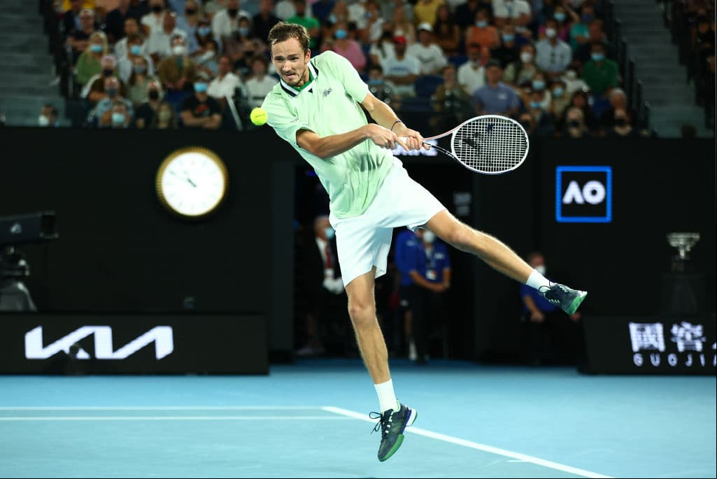 Rafael Nadal lo hace y se convierte en el primer tenista en la historia de este deporte que suma su vigésimo primer título de Grand Slam en el Abierto de Australia tras derrotar al ruso Daniil Medvedev en parciales de 2-6, 6-7(5), 6-4, 6-4 y 7-5, con una duración de cinco horas y 25 minutos de juego.