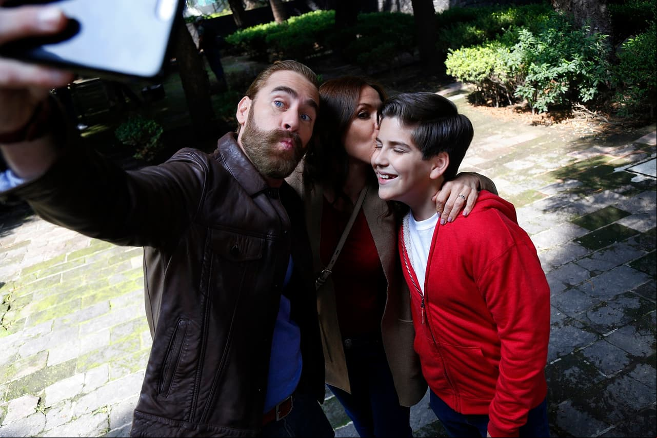 ‘Luis Galván’ (Carlos de la Mota) está casado con ‘Susana de Galván’ (Ileana Fox) y juntos crían a su hijo, pero el médico tiene que buscar el equilibrio entre su vida profesional con la personal porque no pasa mucho tiempo con su primogénito a quien casi no puede ver porque llega muy tarde a su hogar.
