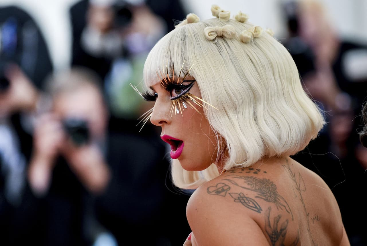 Lady Gaga es criticada por besar a hombre casado en pleno concierto