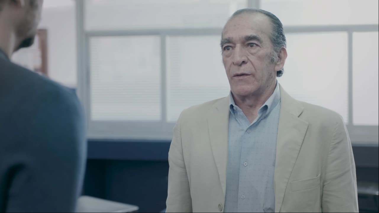 De hecho, el maestro felicita a 'Renata' por su gran trabajo escolar, mientras que de 'Alonso' no puede decir lo mismo.