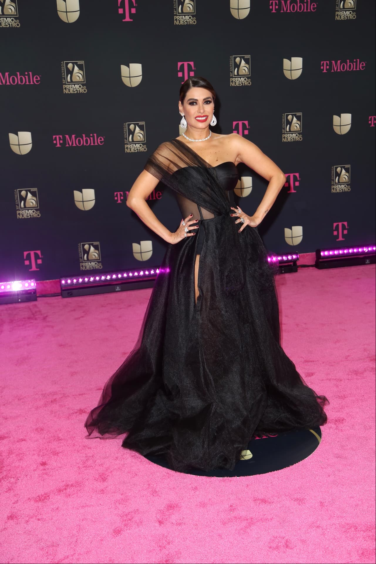 Alfonso Waithsman y Bernardo Javier se encargaron del maquillaje y peinado que usó Galilea Montijo en esta entrega de premios, quien lució su cuidada figura con un vestido negro.