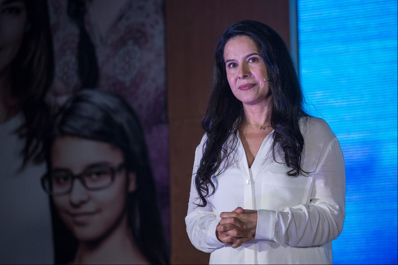 Arcelia Ramírez habló de su personaje ‘Inés Durán’ a quien describió como: “la madre de esta familia, es una mujer que tiene una relación codependiente con su marido, interpretado por el actor Alberto Estrella, ya que hay una violencia intrafamiliar normalizada. No hay golpes, pero hay otras maneras de violencia que son más sofisticadas y silenciosas que van carcomiendo (poco a poco) la autoestima".