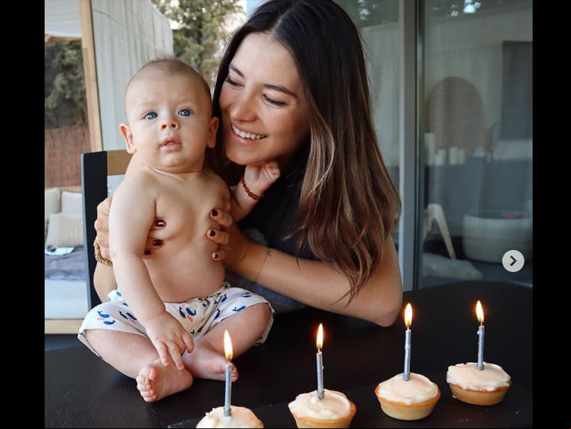 Para su cuarto mes de vida, el bebé aparece en traje de baño, mientras que en su tercer mes su madre le dedicó un emotivo mensaje: “Es tan increíble lo rápido que crecen”.