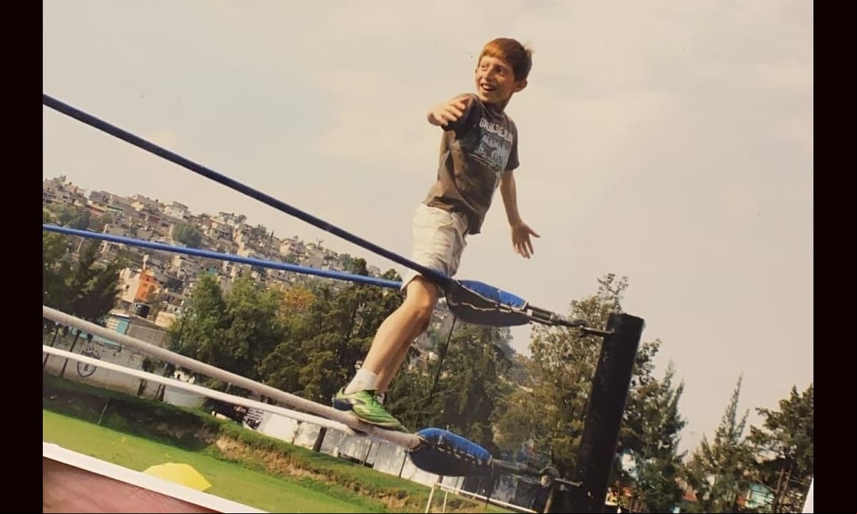 Las fotos de la infancia del actor, quien dio vida a ‘Benito’ en Vecinos, causaron revuelo entre sus seguidores, quienes en miles de mensajes destacaron que pese a su partida, siempre vivirá en el corazón de sus fans.