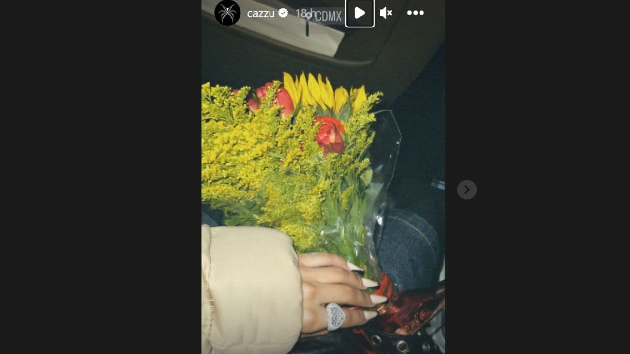 Cazzu presume las flores que le dio Nodal