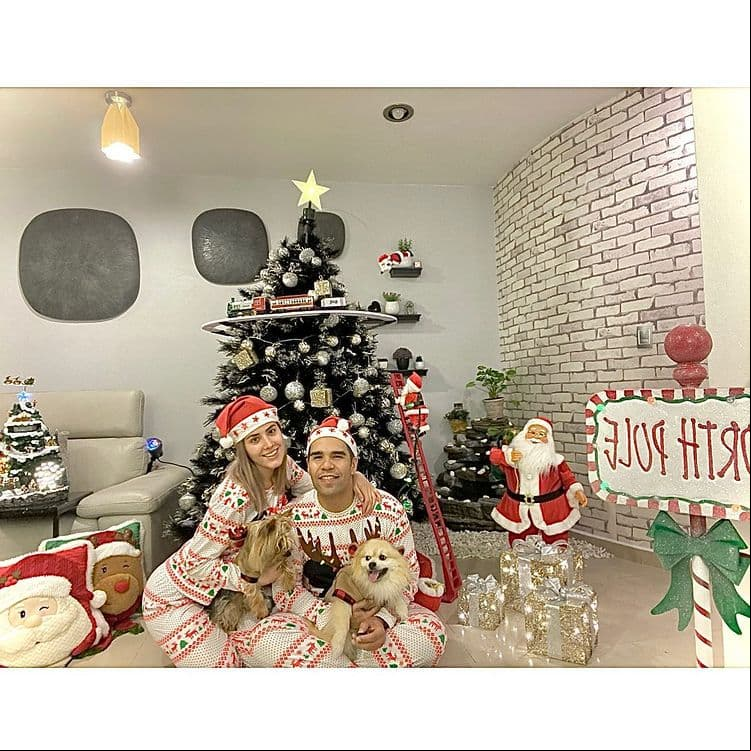 Tanto Emir como la actriz mostraron en sus cuentas de Instagram y TikTok su hogar, el cual está decorado en tonalidades blancas, mismo color que tienen gran parte de los muebles.