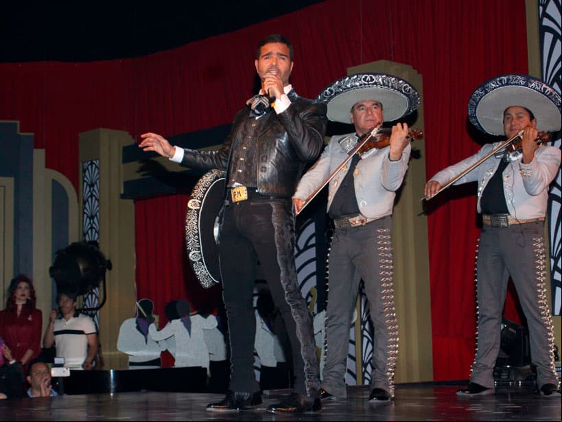 Pablo Montero deleitó con su voz a los invitados, cantando acompañado de mariachi y robando los suspiros de muchas mujeres presentes.