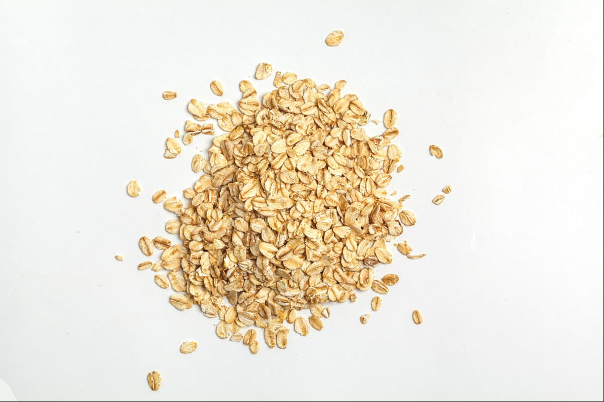 Avena. Este alimento es bueno para equilibrar las bacterias del intestino debido a su efecto prebiótico, que mejora el sistema digestivo y reduce la hinchazón.