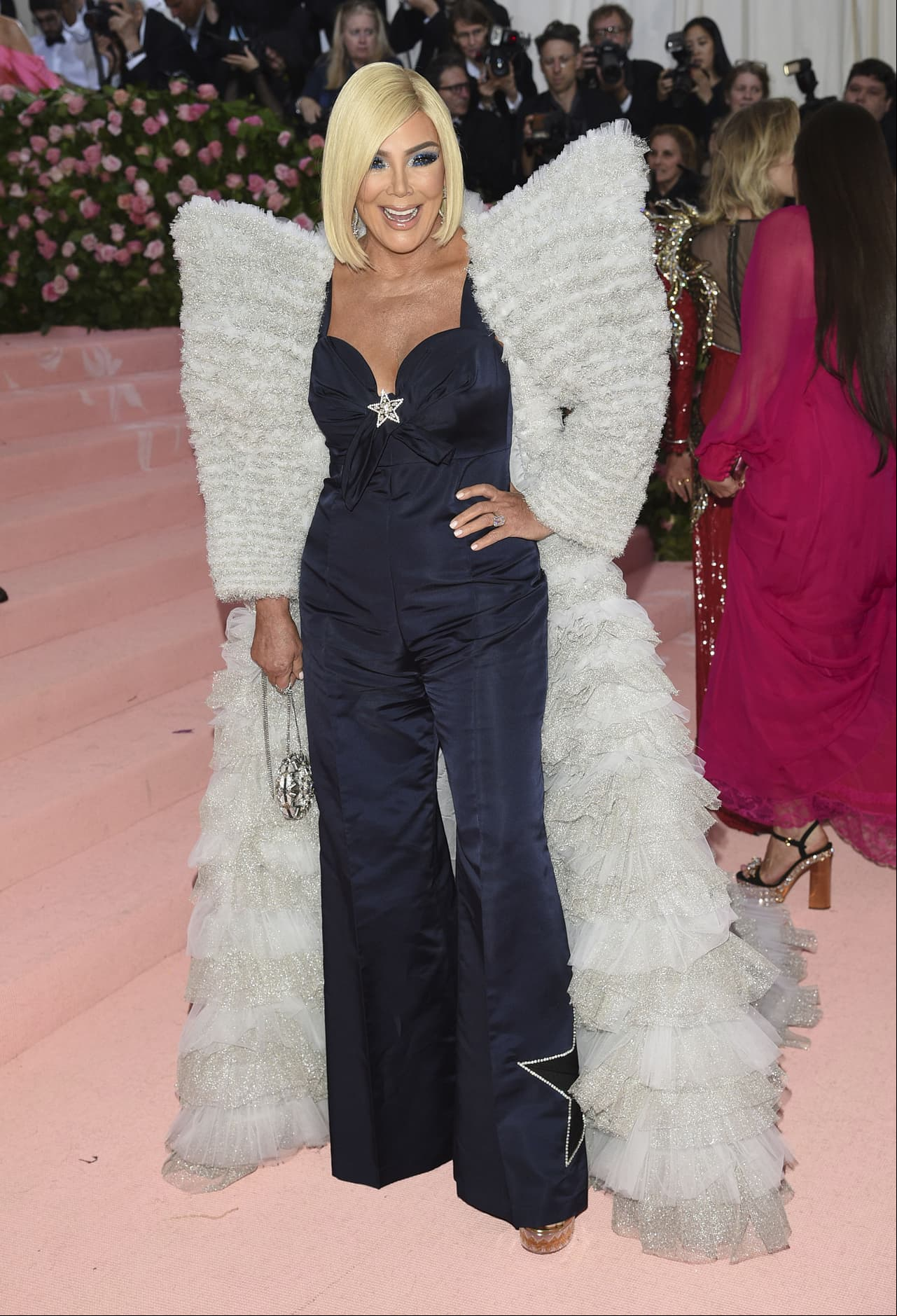 Tommy Hilfiger fue el diseñador que eligió Kris Jenner para esta ocasión.