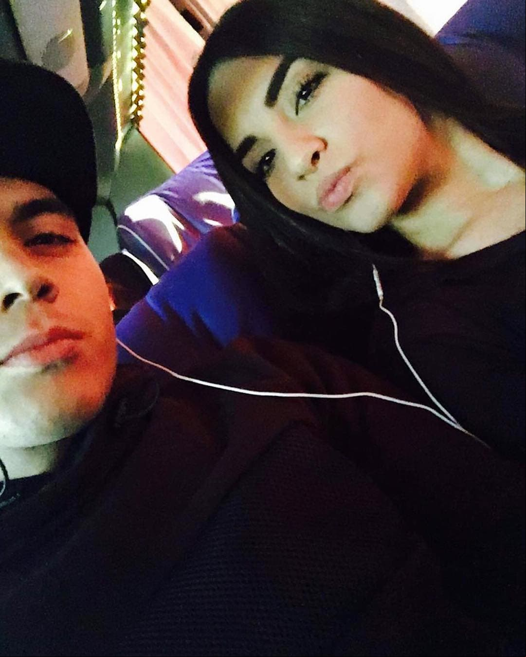 Tiempo después se volvieron a encontrar y comenzaron a salir, haciéndose novios el 13 de enero de 2013, pero todo se complicó porque a Kimberly no la dejaban tener novio porque aún era menor de edad, por ello intervino Mary Martínez, madre de la joven, quien ó a Pantoja para pedirle que se alejara. “Te pido por favor no la estés molestando, ella no tiene permiso para andar con nadie todavía, no tiene edad, así que por favor no la busques ni la llames, ya le quité el celular y no quiero informarle esto a su papá”, dijo la señora.