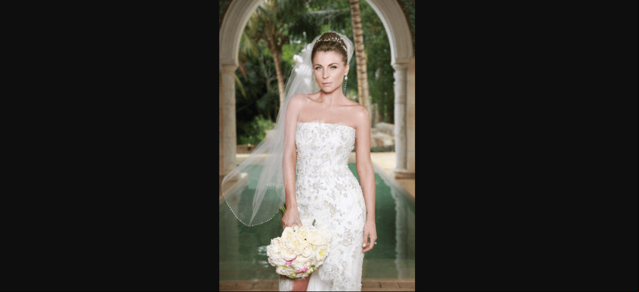 A diferencia de la mayoría de las famosas, Ludwika Paleta no acudió con un prestigioso diseñador para su vestido de novia; el día de su enlace con Emiliano Salinas en 2013, lució un atuendo de catálogo, que quedó a la perfección con el clima de Yucatán y que hizo juego con un sencillo velo.