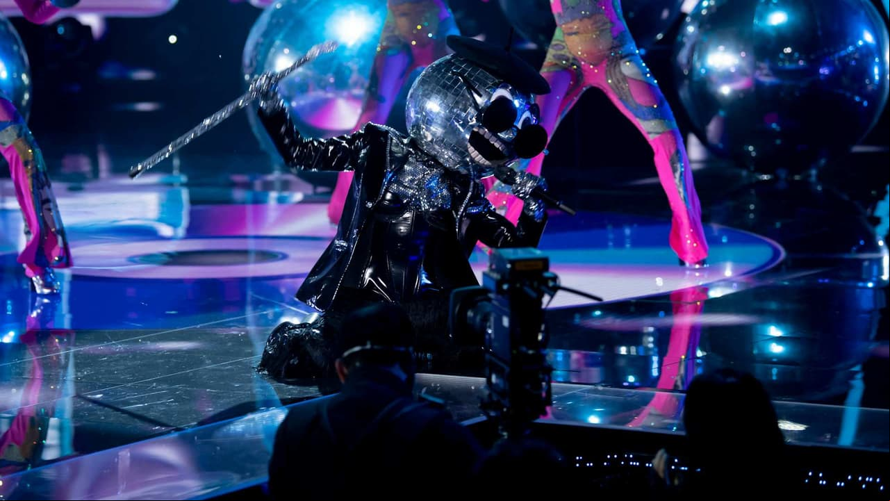 Disco Ball llena de luz el escenario con ‘Sobreviviré’