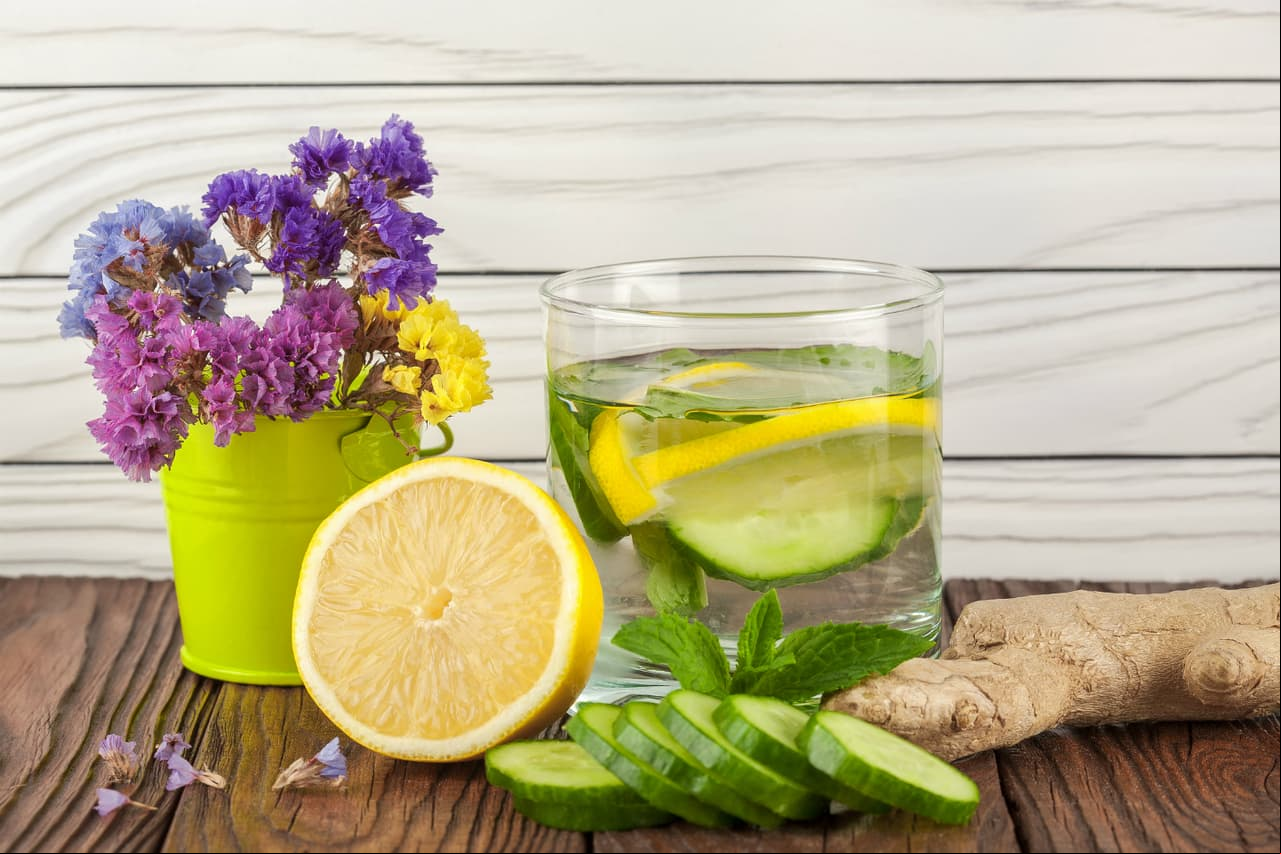 Baja de peso con esta infusión de limón, jengibre, pepino y menta