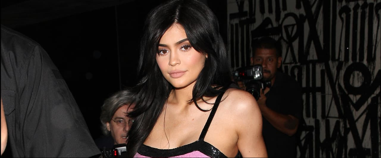 Kylie Jenner posa por primera vez con su hija