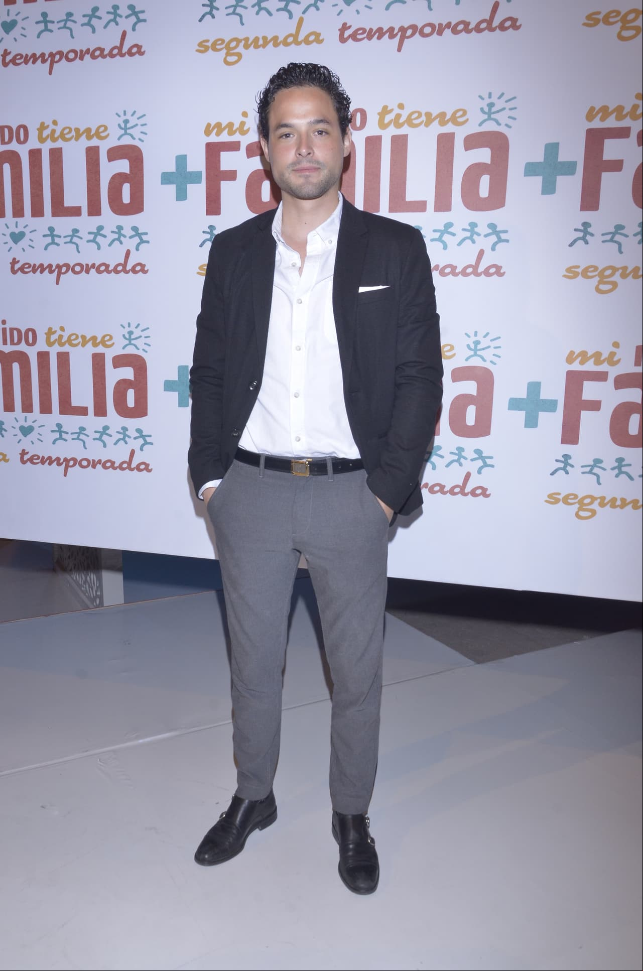 Gonzalo Vega es Axel, un joven brillante que ha decidido ayudar a los demás mediante su profesión como médico ortopedista, pero esconde un hombre que no cree en el amor ni en las relaciones. ¿Quién lo ayudará a cambiar esta forma de ver la vida?