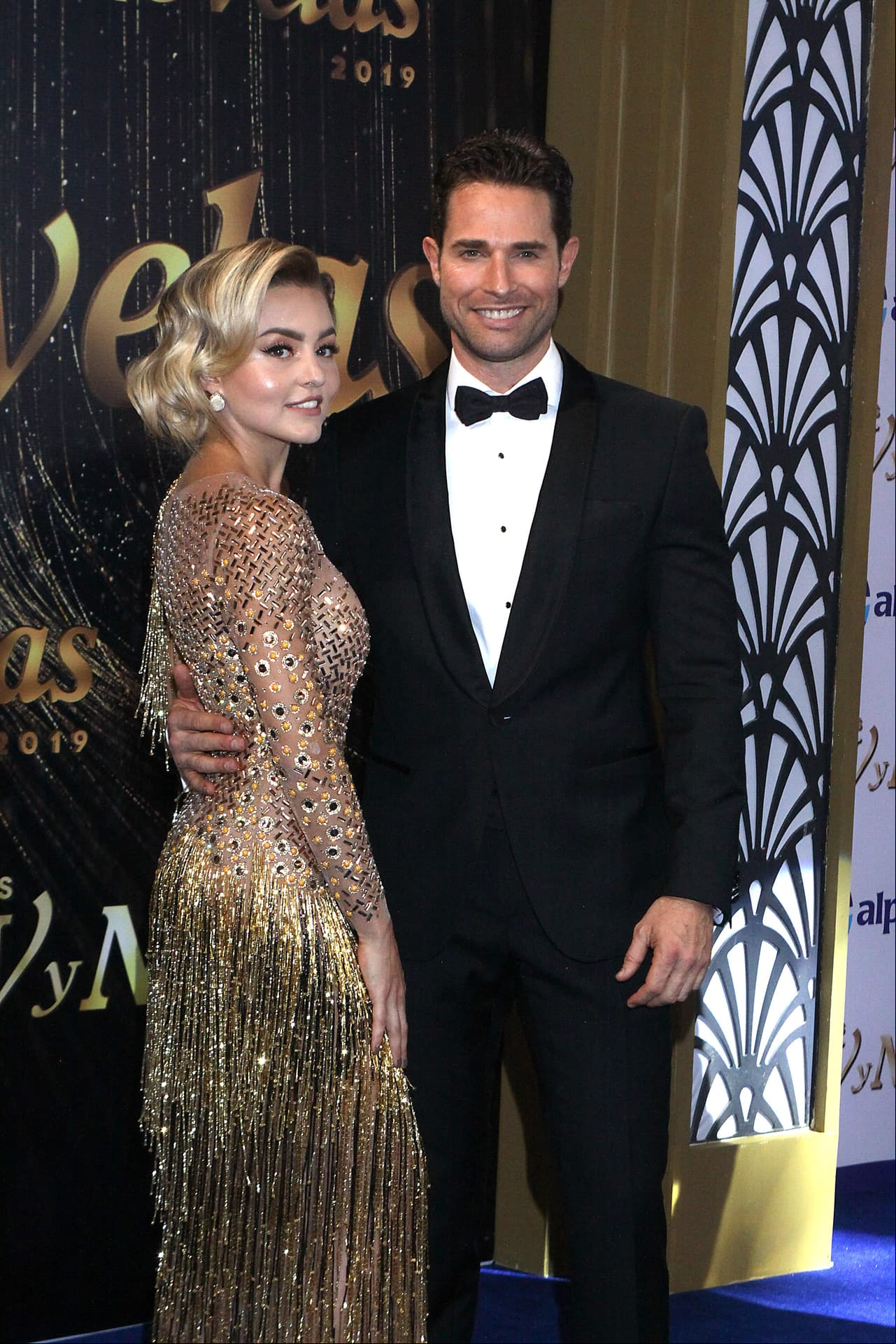 A un año de dicha entrega de premios, Sebastián Rulli recordó el incidente del vestido en entrevista a Univisión, donde indicó que la primera vez que vio a su novia con el atuendo dorado creyó que solo tenía un escote muy pronunciado.