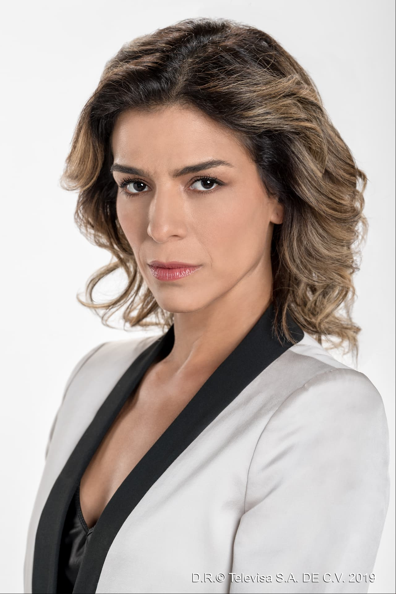 "Gema Vidal" (Daniela Schmidt) es la vocera presidencial. Conoce a "Carlos" desde la facultad de derecho y trabajan juntos desde el partido político al que está afiliado "Carlos". Es sobresaliente en todo lo que hace. Ella sabe que "Carlos" le debe mucho del lugar que ocupa actualmente. Parece fría, pero es solo el perfil que muestra, sobre todo para trabajar, pero se esconde en ella una mujer apasionada y con un único y potente sueño: convertirse en la mujer del presidente.