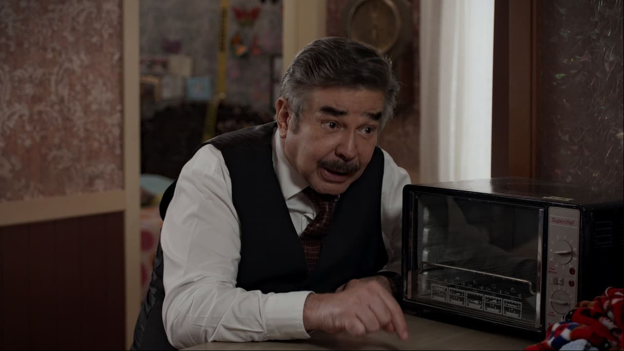 Plácido no acepta el trato y le pide a su papá, Don Arnoldo, que guarde el secreto, aunque es chantajeado con unos tamales.