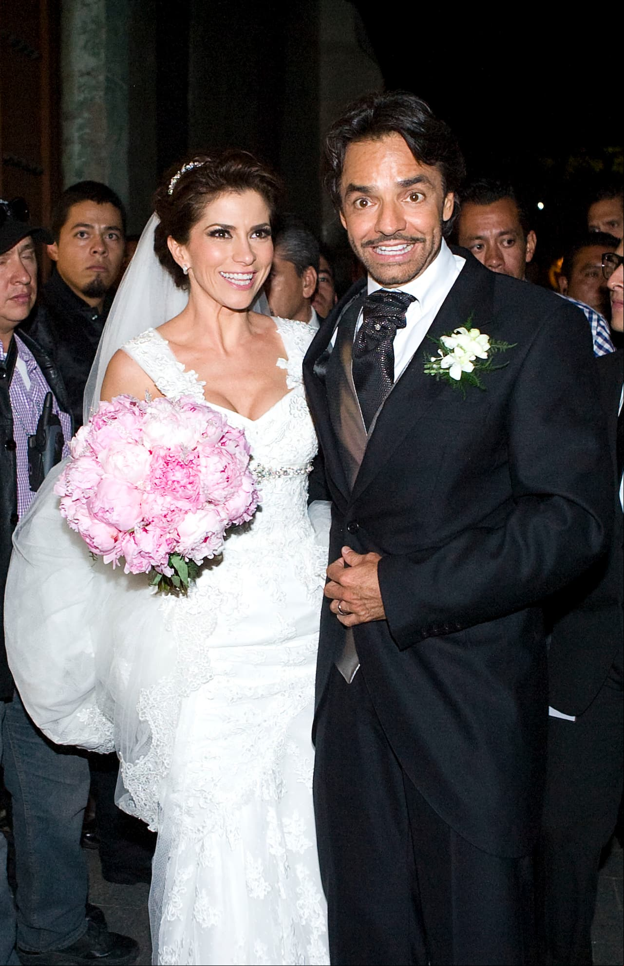 Manuel Mota fue el diseñador encargado del lujoso y espectacular vestido de novia que Alessandra Rosaldo lució el día de su boda con Eugenio Derbez. Encaje, mangas y un romántico velo fueron las características del atuendo, que hicieron juego con una tiara de brillantes.