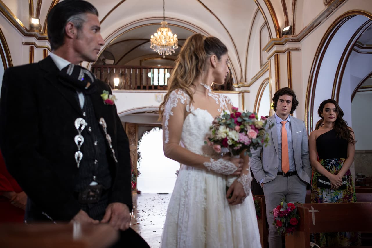 Al inicio de la boda, 'Mateo' y 'Sandy' llegaron, sorprendiendo a 'Valeria' de ver ahí al hombre que realmente ama.