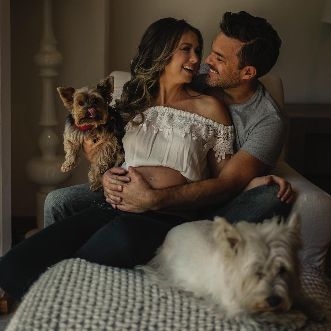 “Quisimos hacer estas fotos con @_instanicky e @_instataz porque también son parte de la familia y aunque llega una nueva integrante, ellas jamás van a perder su lugar, ni el amor que les tenemos”, sentenció el 8 de julio en Instagram.