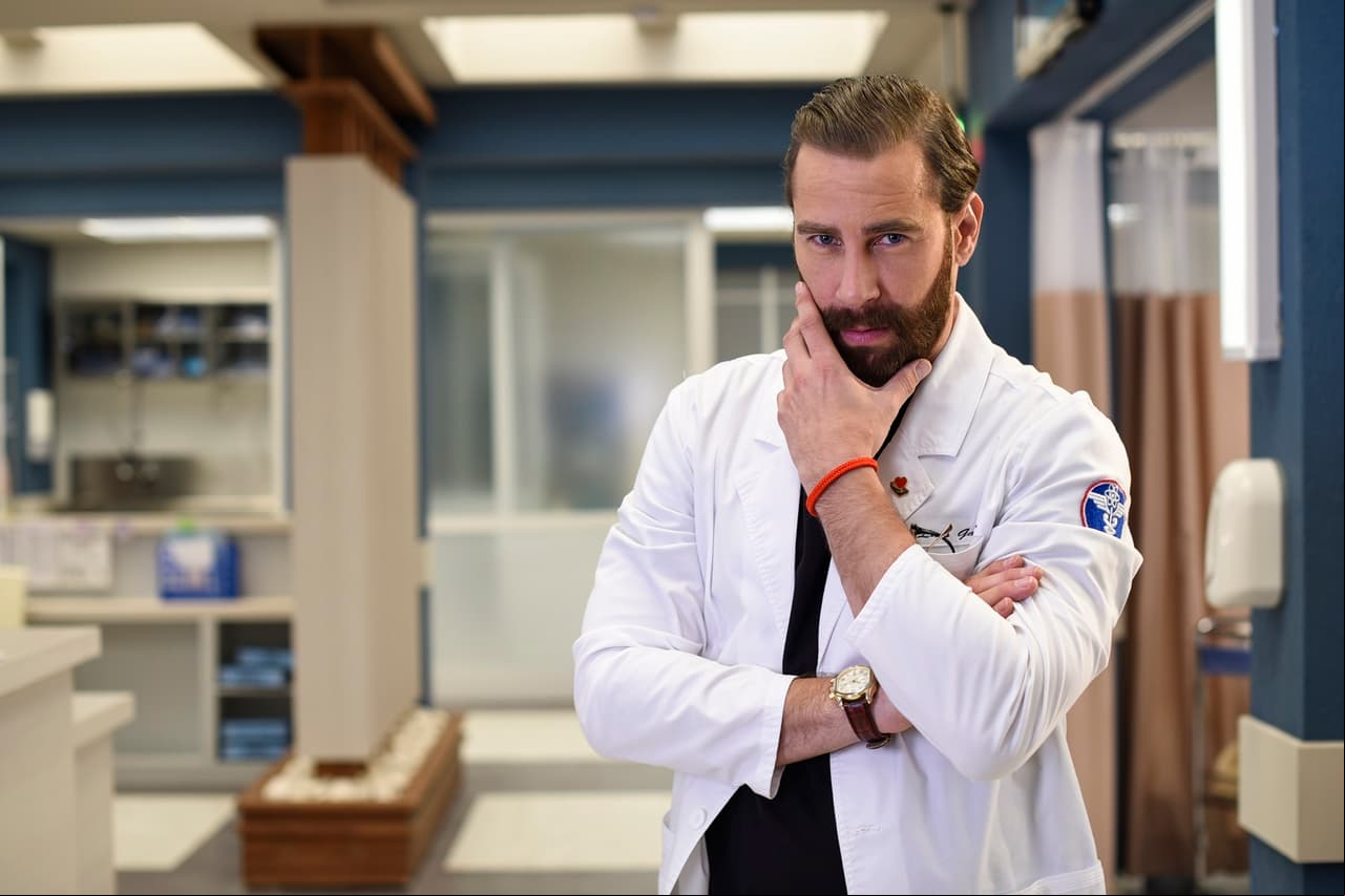 Carlos de la Mota es ‘Luis Galván’, un cardiólogo responsable y decidido. Cría junto a su esposa ‘Beatriz’ a su hijo ‘Eduardo’.