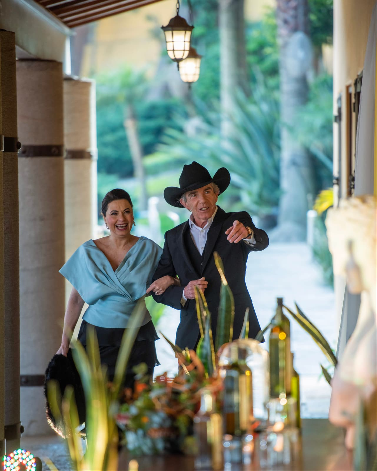'Pilar' (Yolanda Ventura) y 'Dante' (Fernando Ciangherotti) dan una fiesta en la casona Ferrer para presentar un nuevo aceite de oliva.