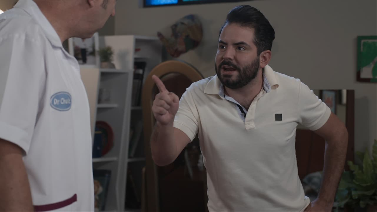 Pero Federico tiene que pedir su ayuda cuando están a punto de llamar a la policía por haber empeorado a una señora.