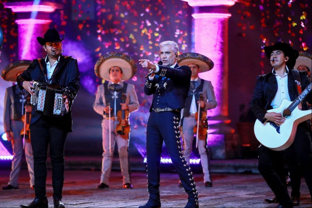 Actualmente, Alejandro Fernández se encuentra nominado a Premio Lo Nuestro en las categorías: Artista Premio Lo Nuestro del Año, Artista del Año – Regional Mexicano, Canción del Año – Regional Mexicano y Canción Mariachi /Ranchera por “Caballero”; Álbum del Año y Álbum del Año Regional Mexicano por ‘Hecho en México’.