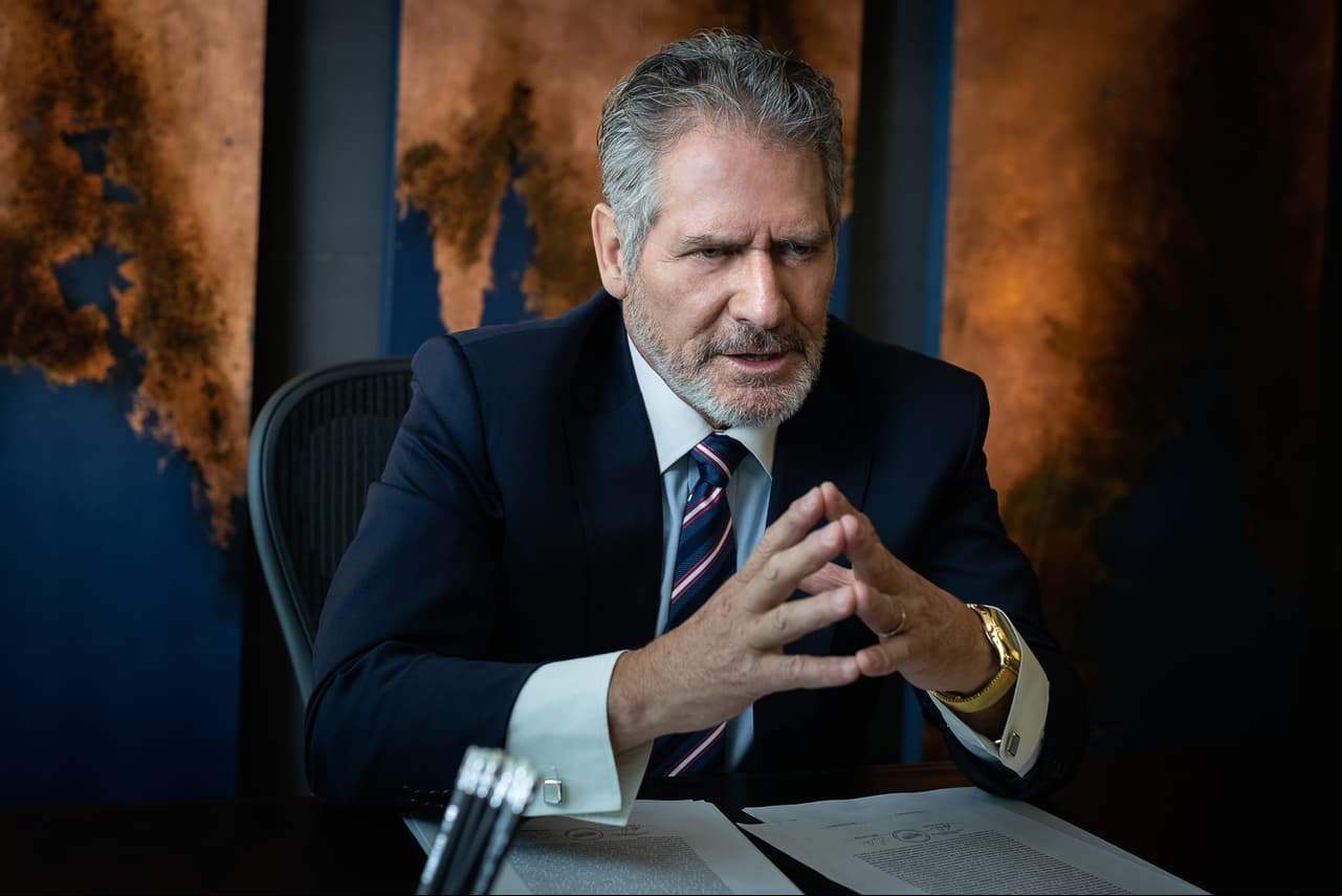 Leonardo Daniel regresó a las filas de Televisa por este personaje, el cual que dedicó la mayor parte de su vida a mantener el prestigio de su negocio y familia y cuyo testamento desata la polémica que envuelve a todos los personajes y que construye la trama de esta historia.