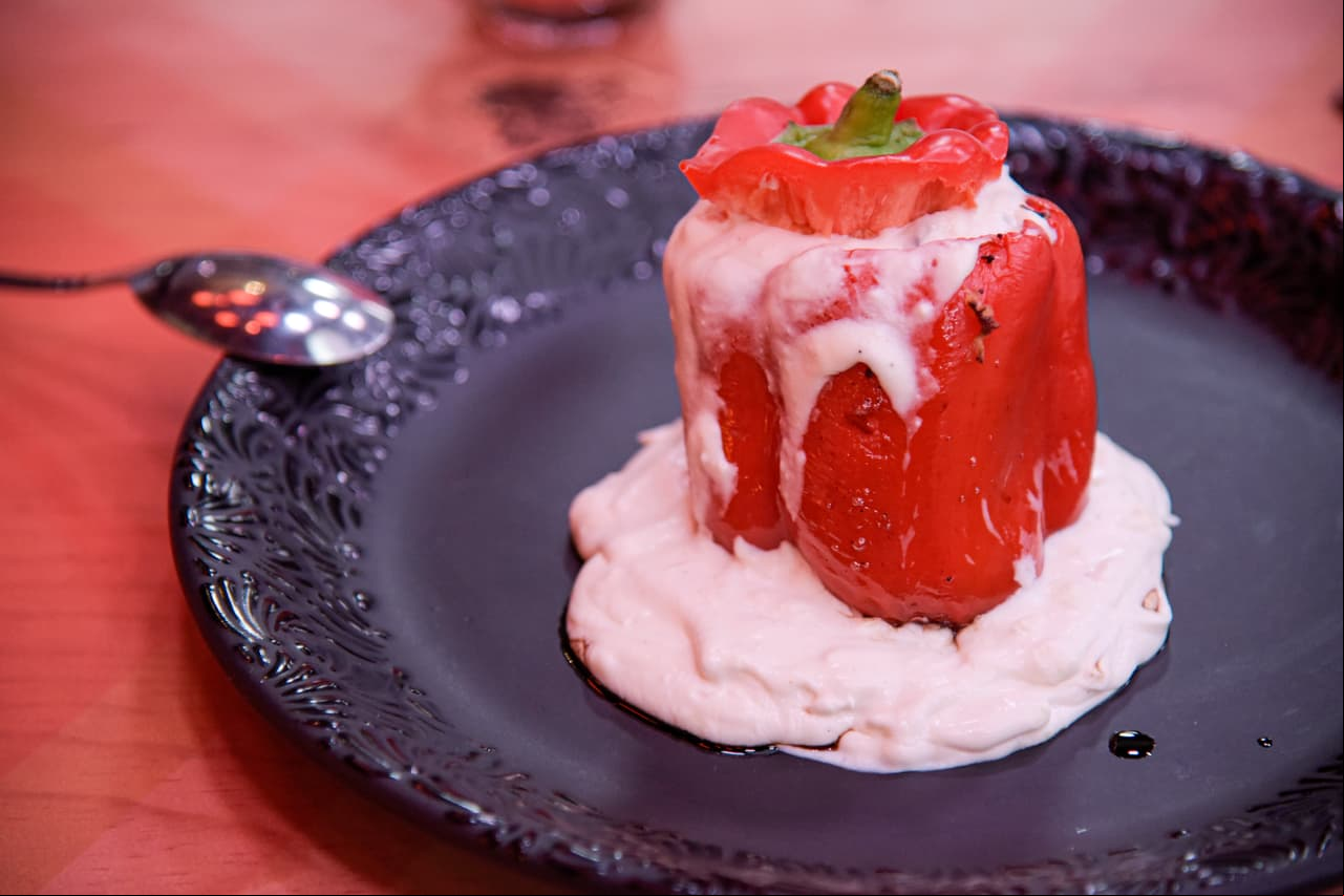Alex, Lula y Momo cocinaron chile relleno de queso capeado con salsa de tomate y pimiento relleno de picadillo con salsa de quesos.