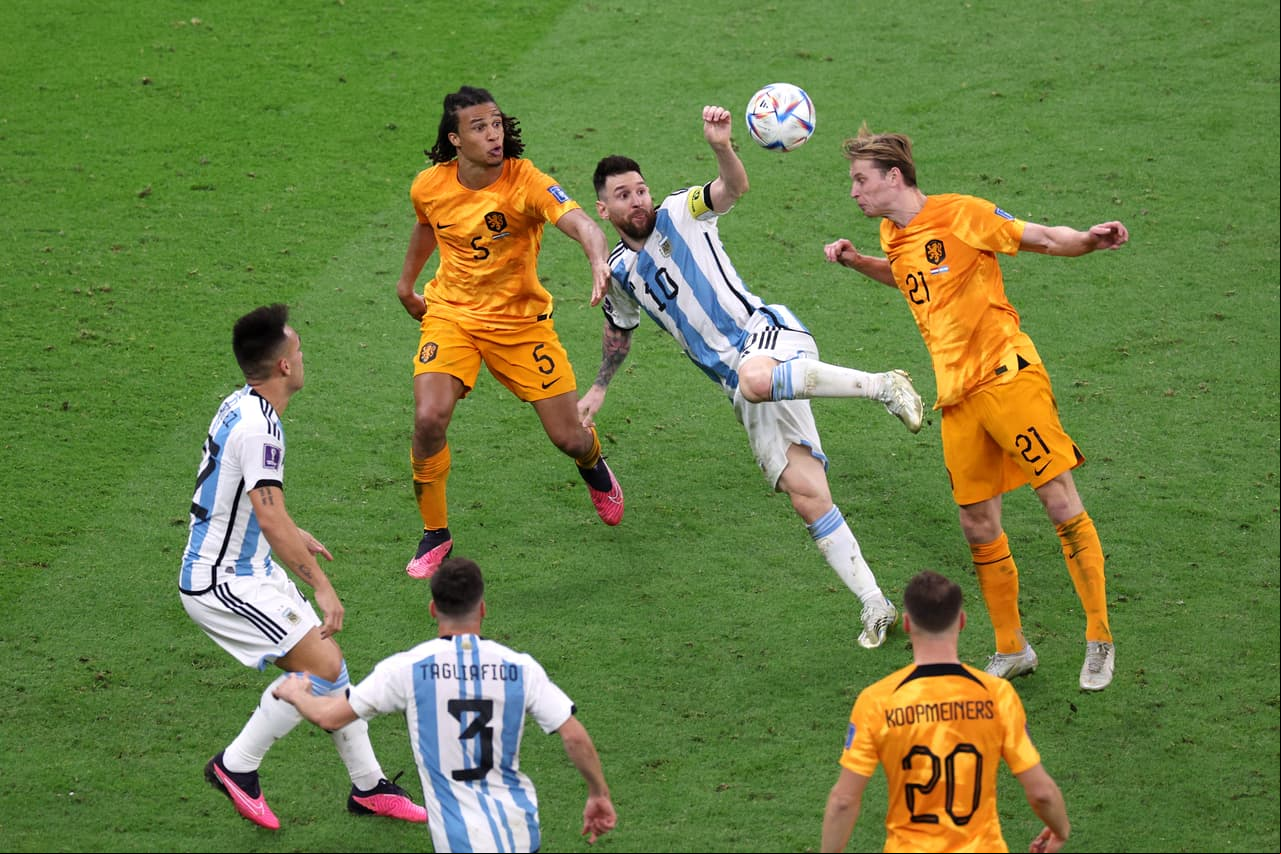 Argentina y Holanda se enfrentaron en tiempos extra y definieron en tanda de penaltis el pase a las semifinales donde la albiceleste consigue el boleto mientras que los Paises Bajos se convierten en el primer equipo que los pamperos eliminan en instancia de tiros de castigo.