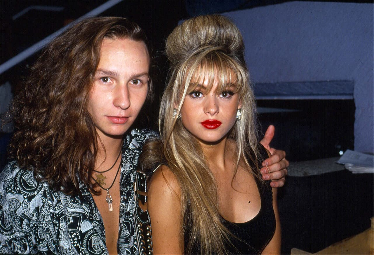 PAULINA RUBIO Y ERIK RUBÍN: Una de las parejas más sonadas de principios de los 90 fue la de los exTimbiriche, terminando en una polémica luego de saberse que el cantante terminó en brazos de Alejandra Guzmán. Ante este triángulo amoroso, ambas estrellas llevaron este problema al terreno musical. Por una parte, La Guzmán lanzó “Hey güera”, una clara llamada de atención para la “Chica dorada”, quien no dudó en responderle con “Mío”. Erik regresó con Paulina, pero no por mucho tiempo ya que al final prefirió la soltería por un tiempo.