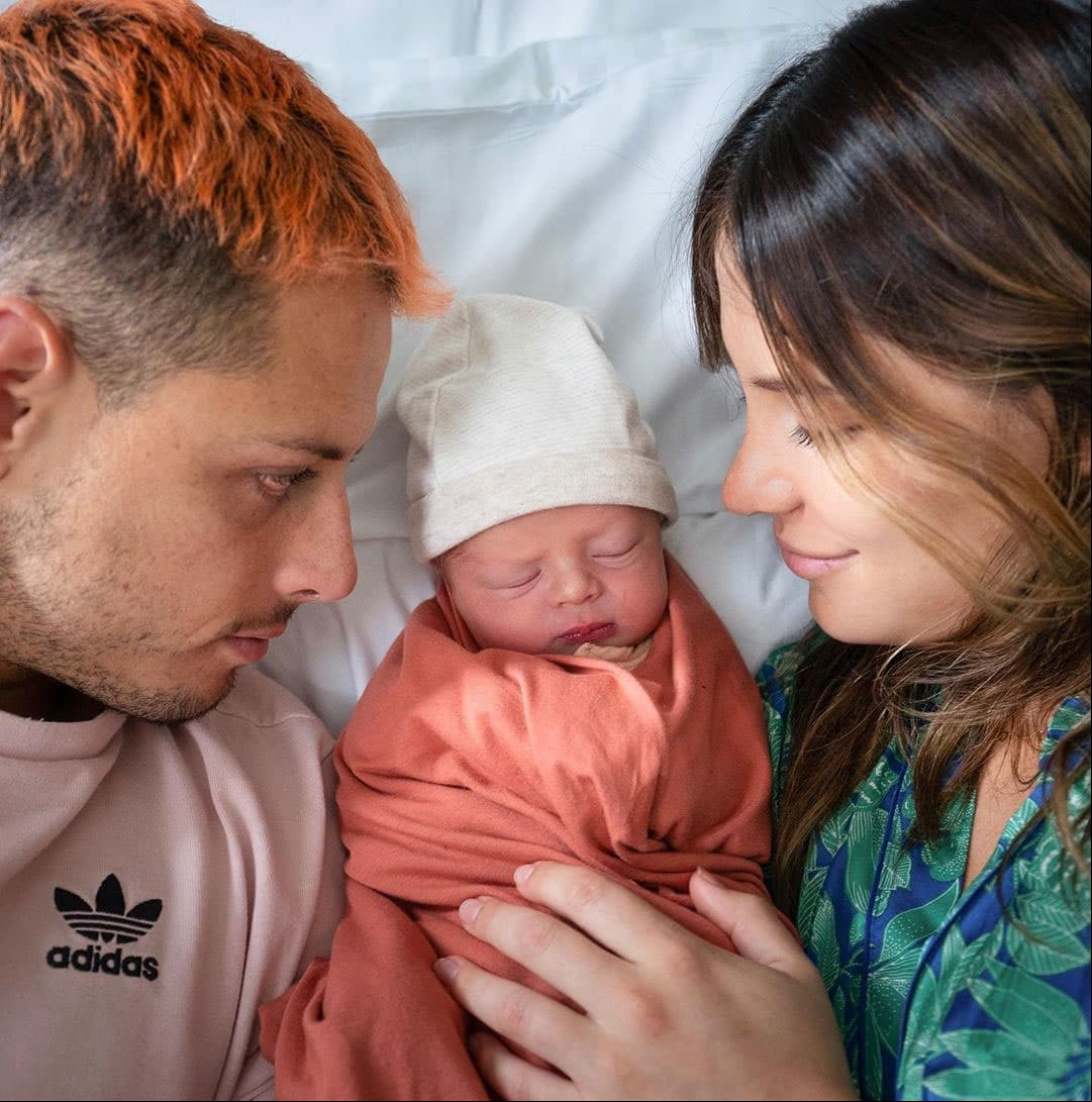 Javier ‘Chicharito’ Hernández se convirtió en padre en este día tan especial. En la mañana del 16 de junio, el futbolista y Sarah Kohan recibieron a su primer hijo llamado Noah.