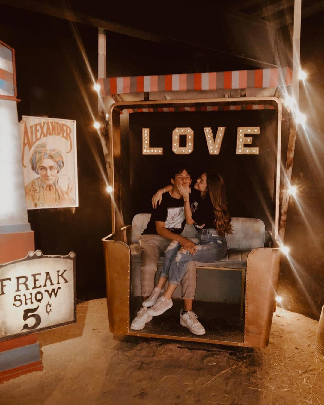 A sus 14 años, la adolescente cuenta con 196 mil seguidores en su cuenta oficial de Instagram, donde comparte su día a día, además de que recientemente publicó varias imágenes junto a su novio, de quien no dio su nombre, ya que pronto se cumplirán 2 años desde que se conocieron.