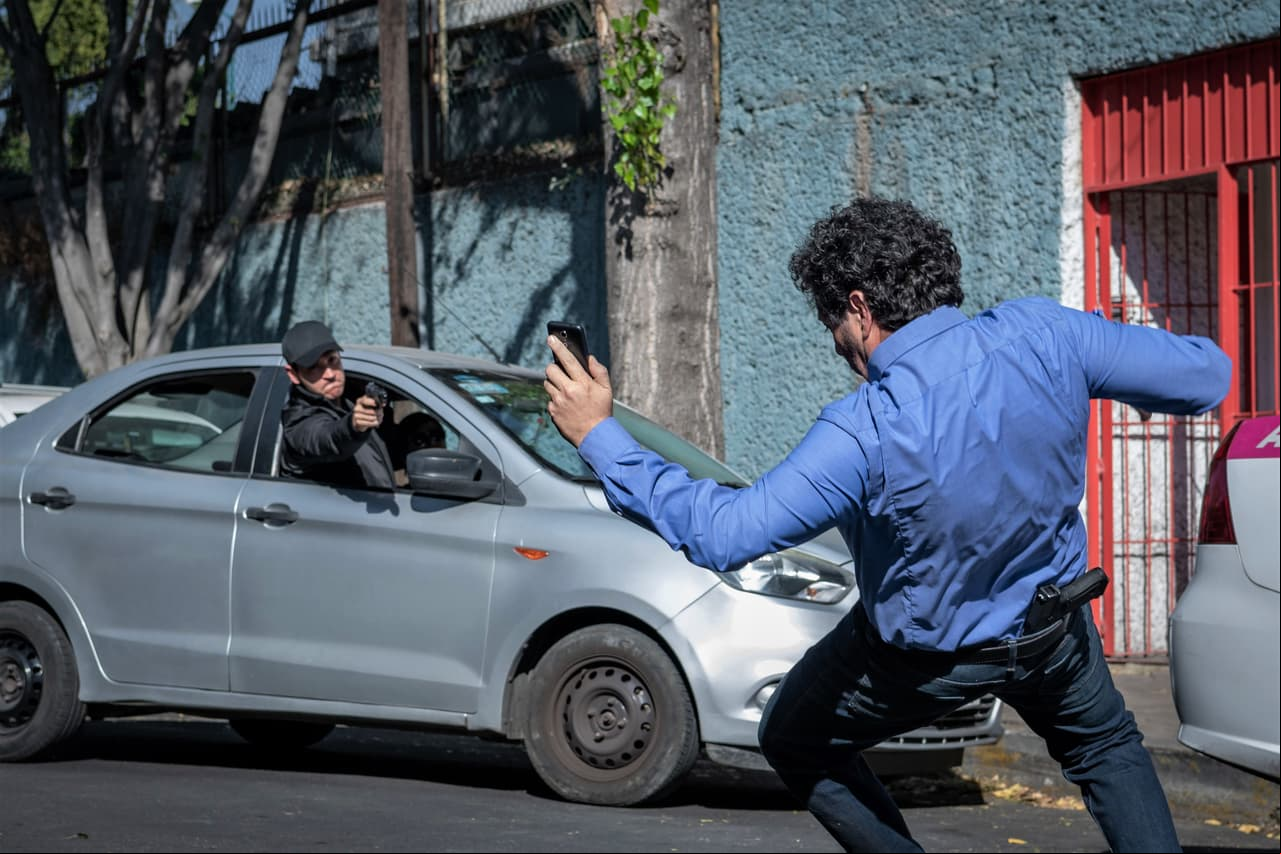 'Jacinto' sorprende a 'Fuat' al dispararle a sangre fría en el corazón.