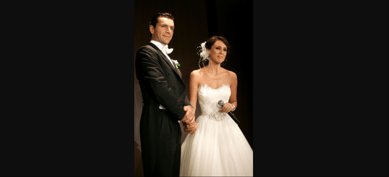 Sacada de un cuento de hadas fue como se vio Jacky Bracamontes el día de su boda. Y es que la conductora contrajo nupcias con Martín Fuentes en 2011 en Guadalajara, Jalisco, donde lució tres diferentes vestidos: uno para la ceremonia civil, otro para el enlace religioso y un tercero para la recepción.