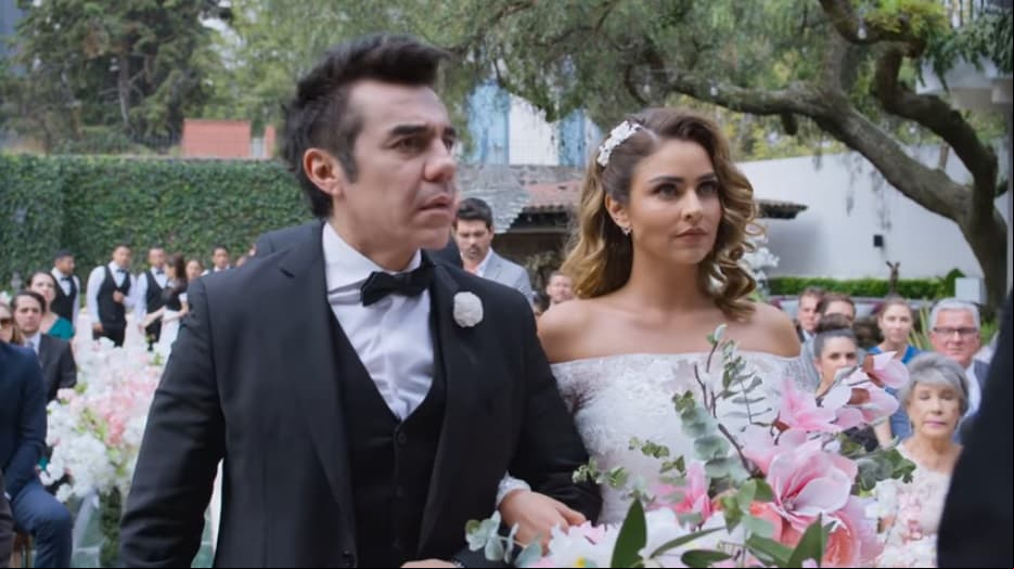 La primera vez que Claudia Martin encarnó a un personaje que se casó por interés fue ‘Natalia’ en ‘Como Tú No Hay Dos’. Al inicio de la trama, esta ambiciosa mujer no logró casarse tras la confusión de los protagonistas ‘Ricardo’ y ‘Toño’ (Adrián Uribe).