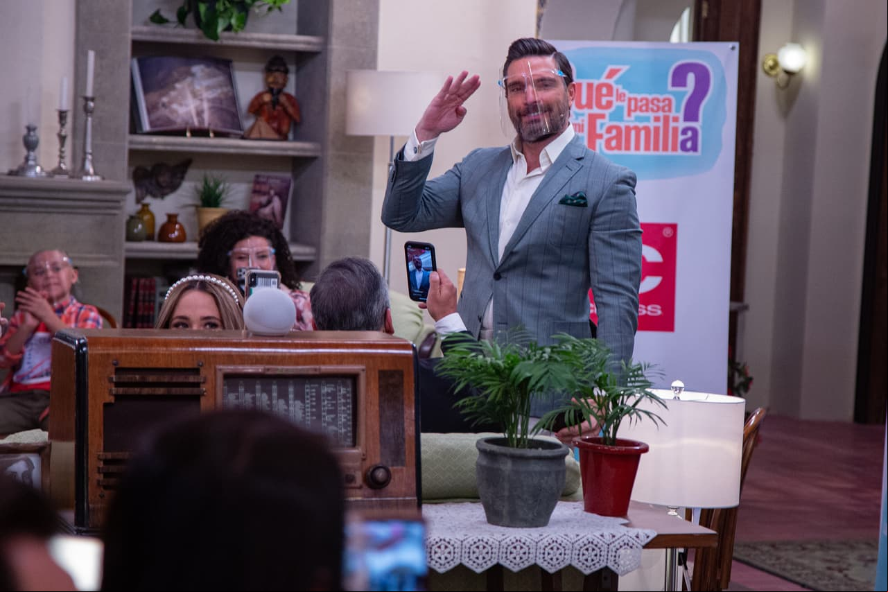Julián Gil habló de su personaje: 'Carlos', jefe de la empresa en la que trabaja 'Regina' (Eva Cedeño).