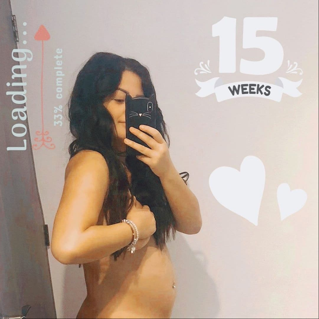 El pasado 10 de mayo, Mariana publicó un tierno mensaje con motivo de su primer Día de las Madres y después compartió cómo luce su pancita en su semana 15 de gestación, en la que detalló que el bebé está “33% completo”.