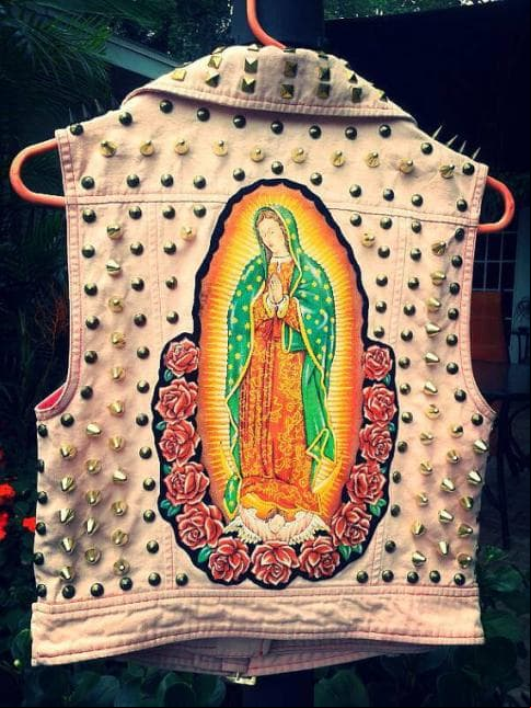 La marca 'LunaticAdesing' creó este diseño que combina la imagen de 'La Guadalupana' con estoperoles metálicos que proponen un estilo audaz.